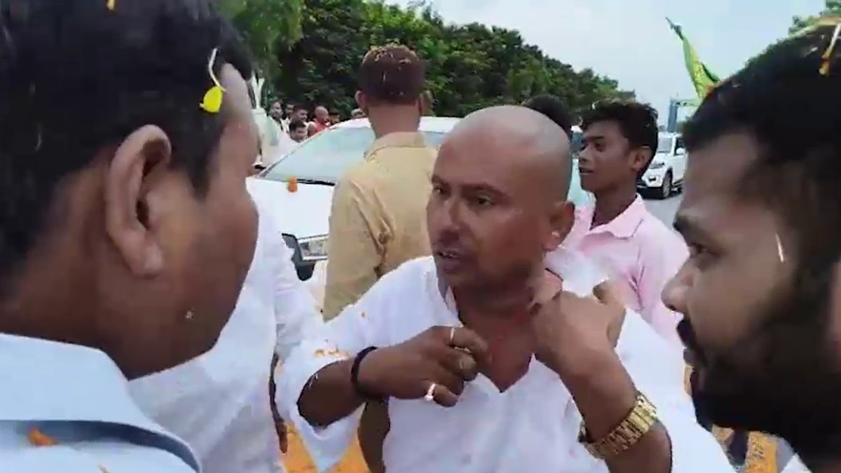 जेडीयू नेता राकेश मंडल ने जैसे ही गले पर हाथ लगाया उन्हें अपनी सोने की चेन गायब होने का पता चला (Photo: ITG)