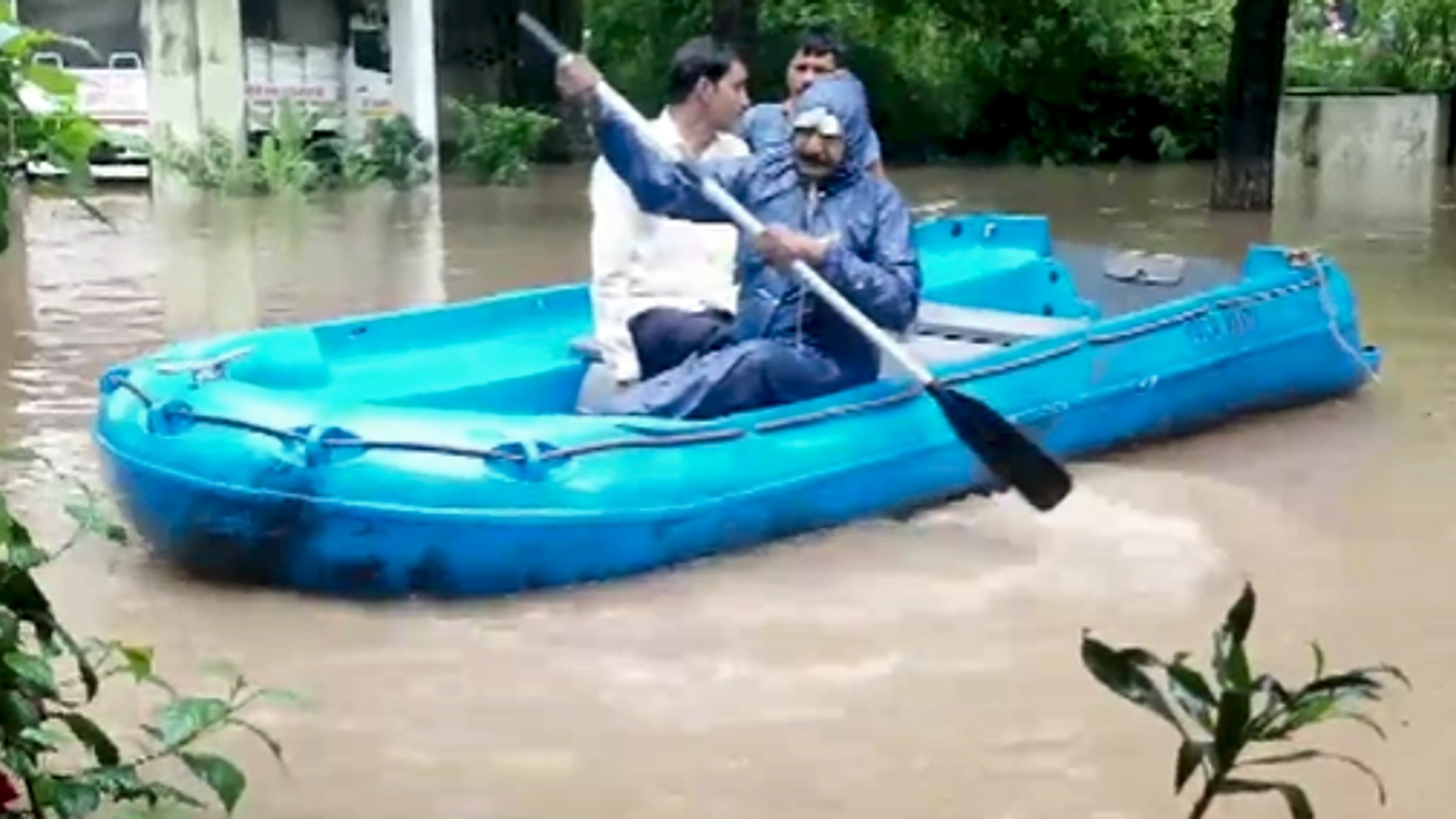 नाव के सहारे दफ्तर पहुंच रहे कर्मचारी.(Photo: Screengrab)