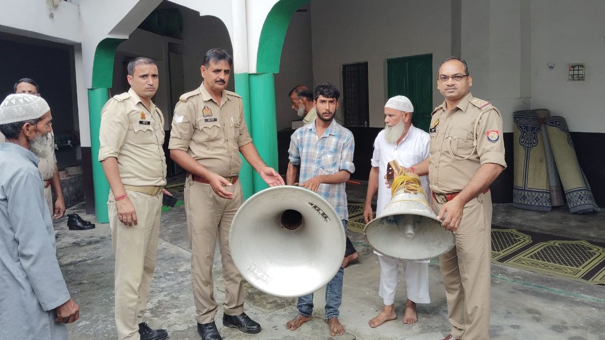 शहर के कई धार्मिक स्थलों पर पहुंची पुलिस टीम. (Photo: ITG)