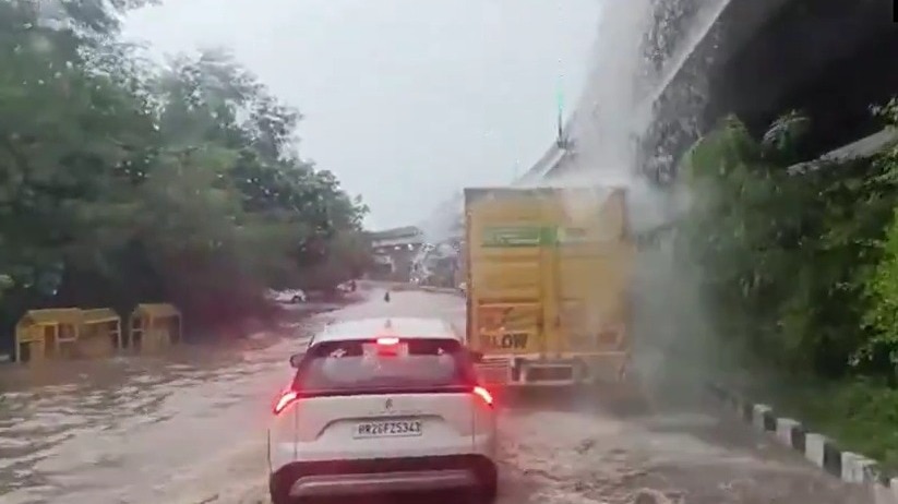 दिल्ली के कई इलाकों में शुक्रवार को झमाझम बारिश हुई. (Photo-X/@ANI)