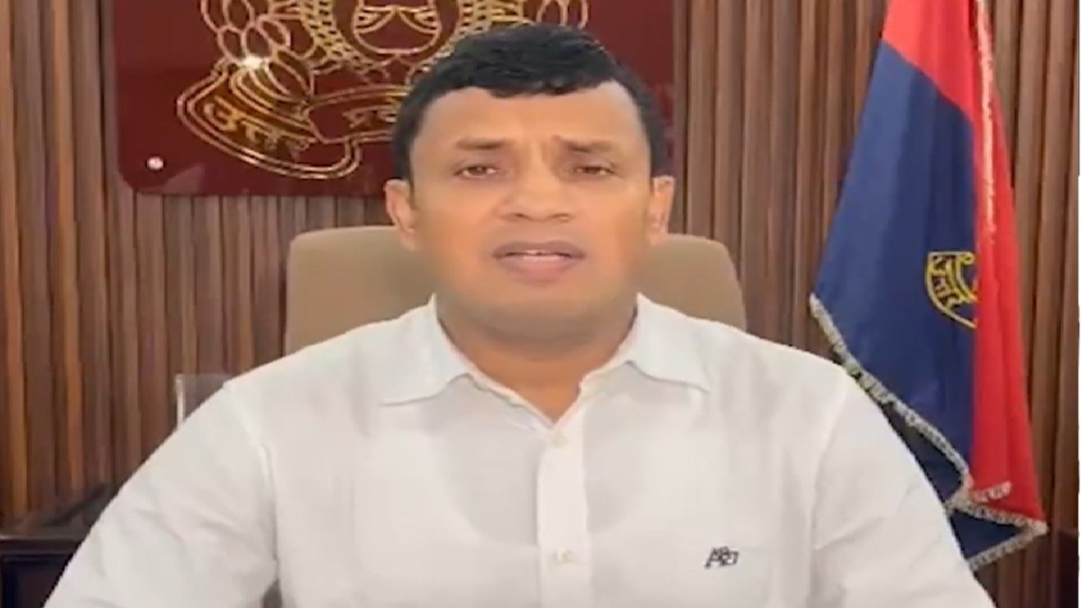 प्रयागराज में पुलिस कमिश्नर पीयूष मोर्डिया. (Photo: Screengrab)
