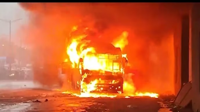 गोरेगांव ईस्ट मेट्रो स्टेशन के नीचे एक बस में अचानक आग लग गई. (Photo-ITG)