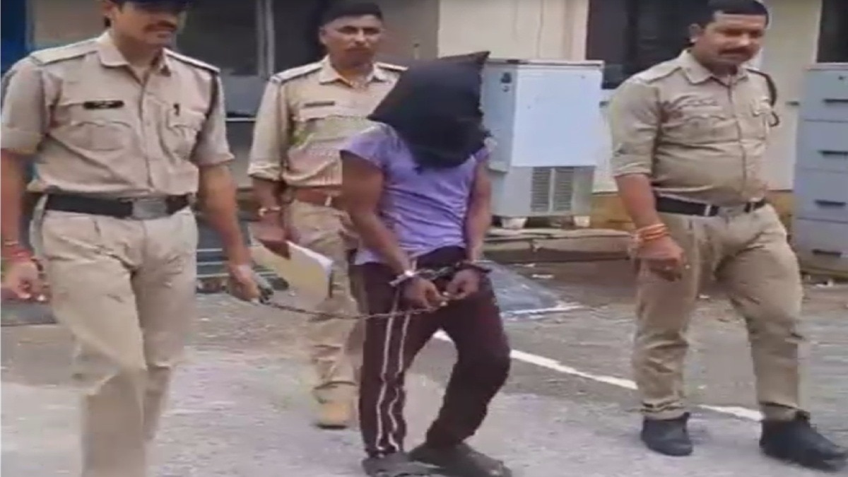 हत्या के आरोपी को पुलिस ने गिरफ्तार किया. (Photo: Screengrab)