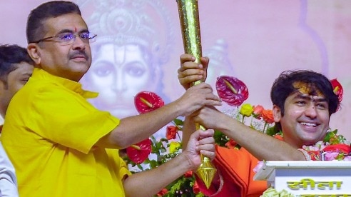 धर्मांतरण पर धीरेंद्र शास्त्री का बयान. (Photo: PTI)