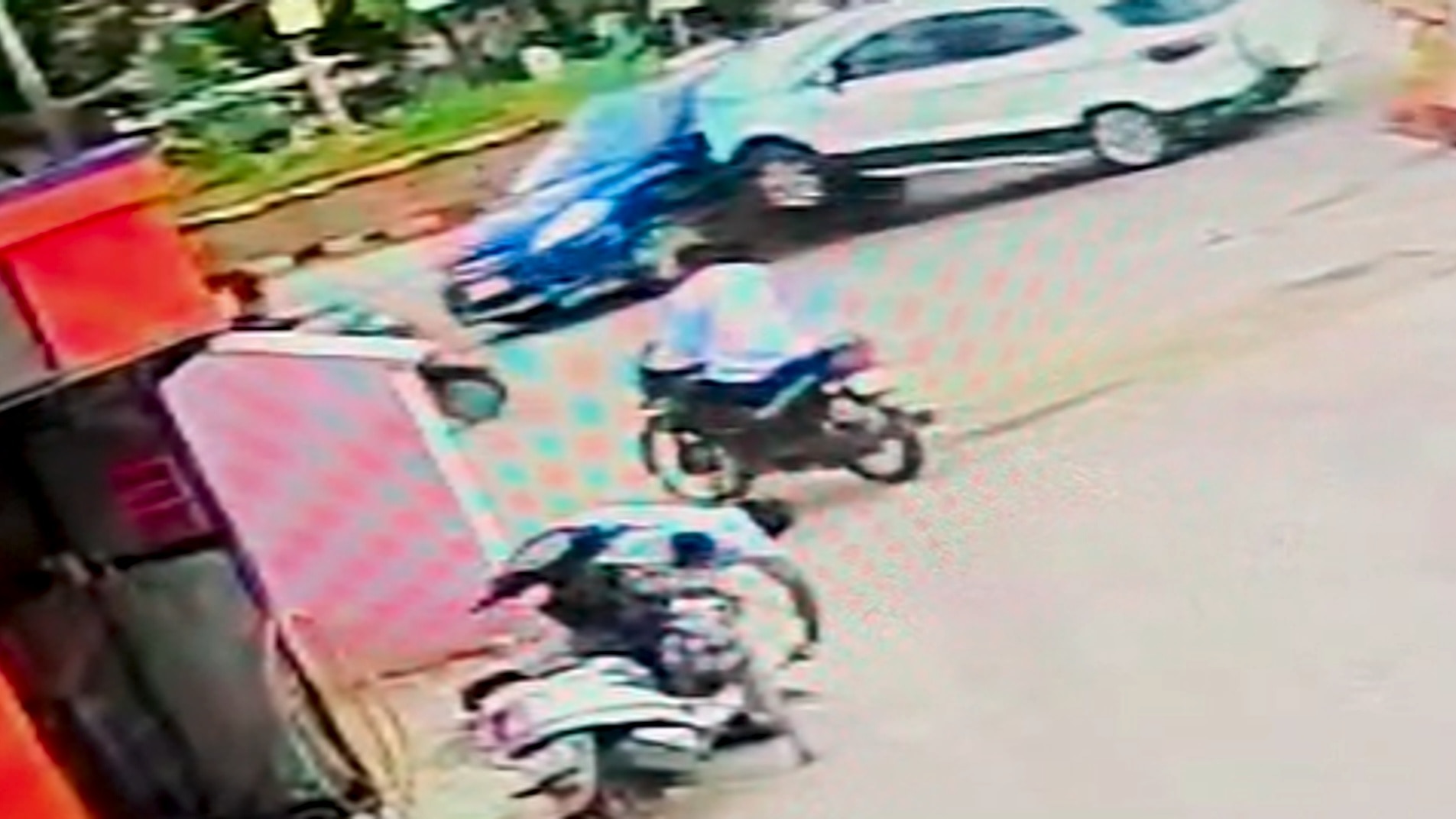 कामारेड्डी में दो कारों के बीच फंसी इलेक्ट्रिक स्कूटी, 15 वर्षीय लड़के की मौत(Photo- ITG)
