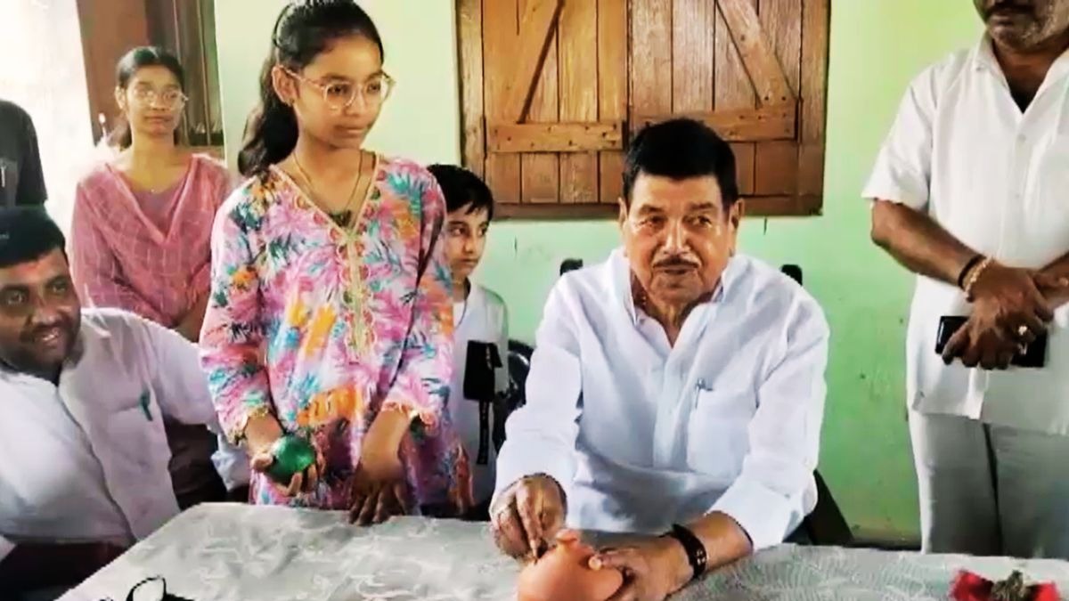 सांसद दिनेश चंद्र यादव ने भी अपनी तरफ से गुल्लक में डाले पैसे. (Photo: Screengrab)