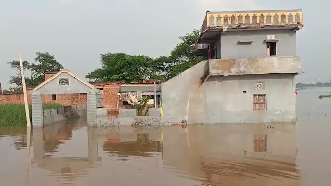 बाढ़ में डूबा हुआ फौजियों का गांव. (Photo: Screengrabs)