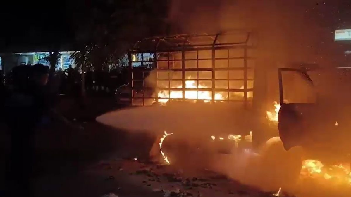 फायर ब्रिगेड ने मौके पर पहुंचकर बुझाई आग. (Photo: Screengrab)