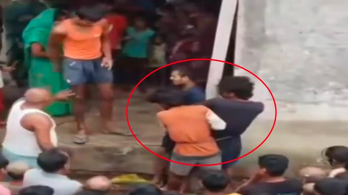युवकों की पिटाई करते ग्रामीण. (Photo: Screengrabs)