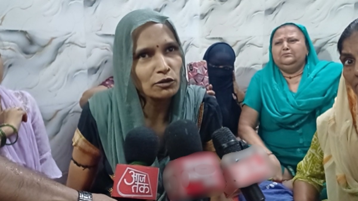 बाइक से बचने के लिए पकड़ा था लोहे का पाइप.(Photo: Screengrab)