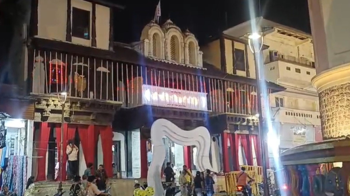 इंदौर राजवाड़ा स्थित मंदिर के डिस्प्ले बोर्ड पर उर्दू पंक्तियां.(Photo:Screengrab)