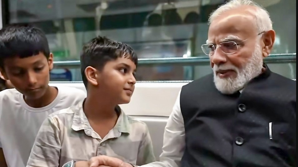 पीएम मोदी शनिवार को दिल्ली यूनिवर्सिटी के SRCC के शताब्दी समारोह में पहुंचे