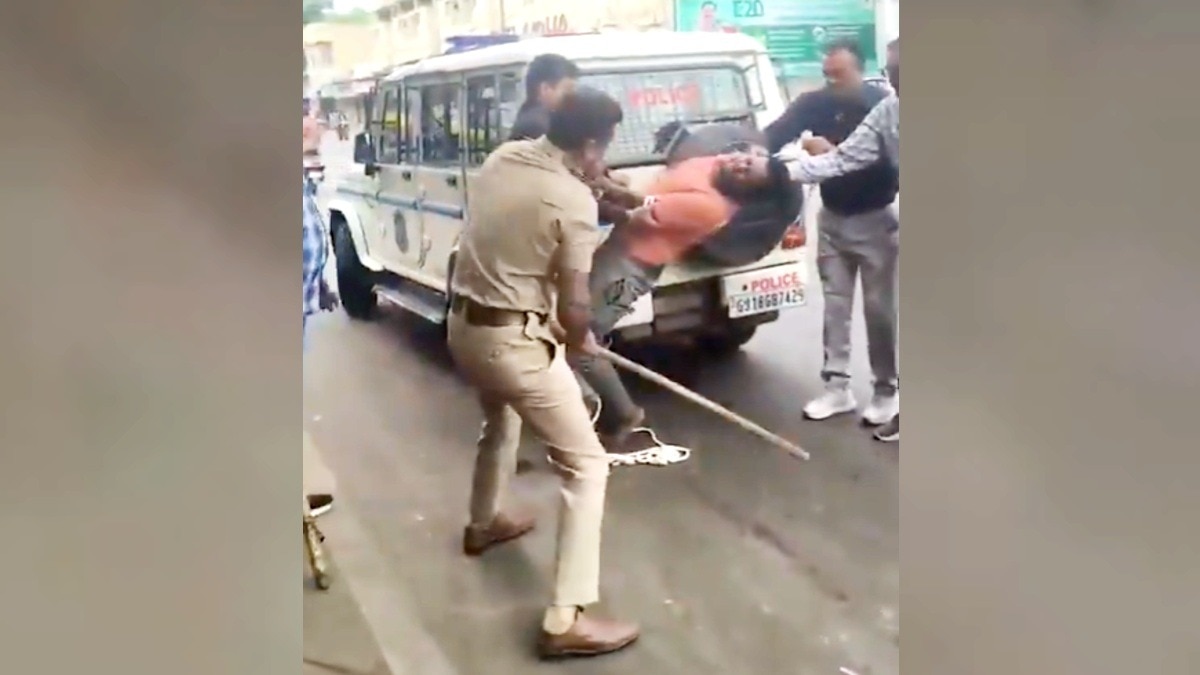 आरोपी की पिटाई करने का भी दावा.(Photo:Screengrab)