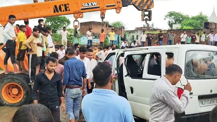 ग्रामीणों ने पानी में कूदकर बचाई जान.(Photo: Screengrab)