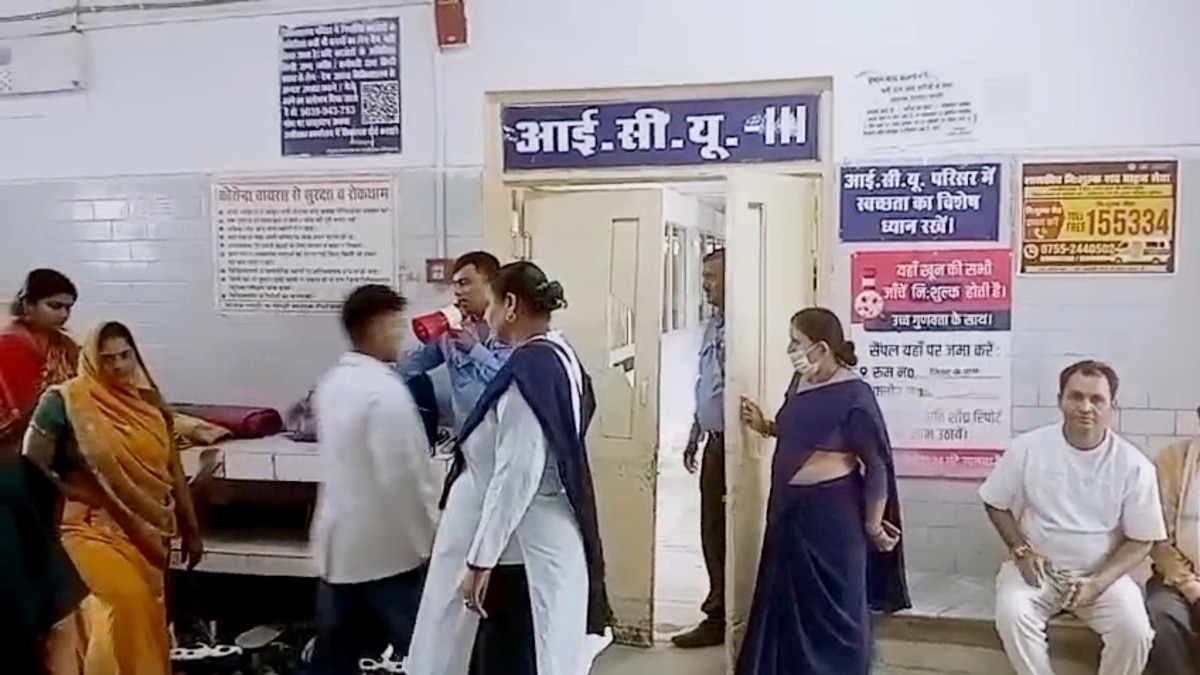 रीवा के संजय गांधी अस्पताल में डॉक्टर की खौफनाक लापरवाही.(Photo:ITG)