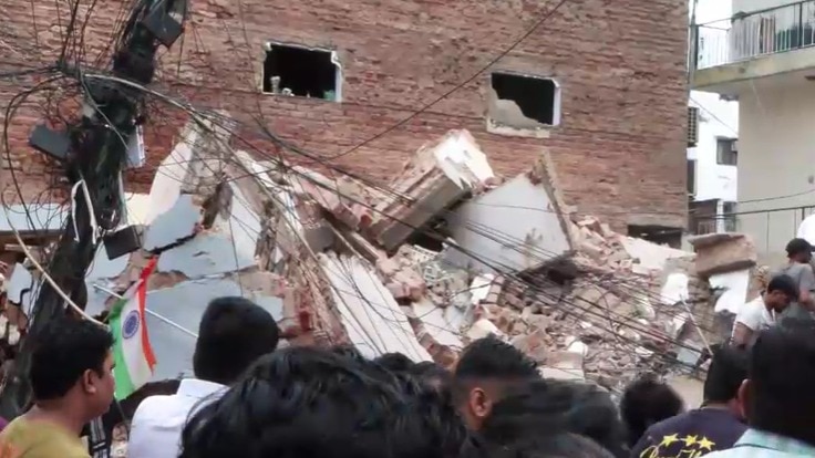 delhi satya niketan building collapseed