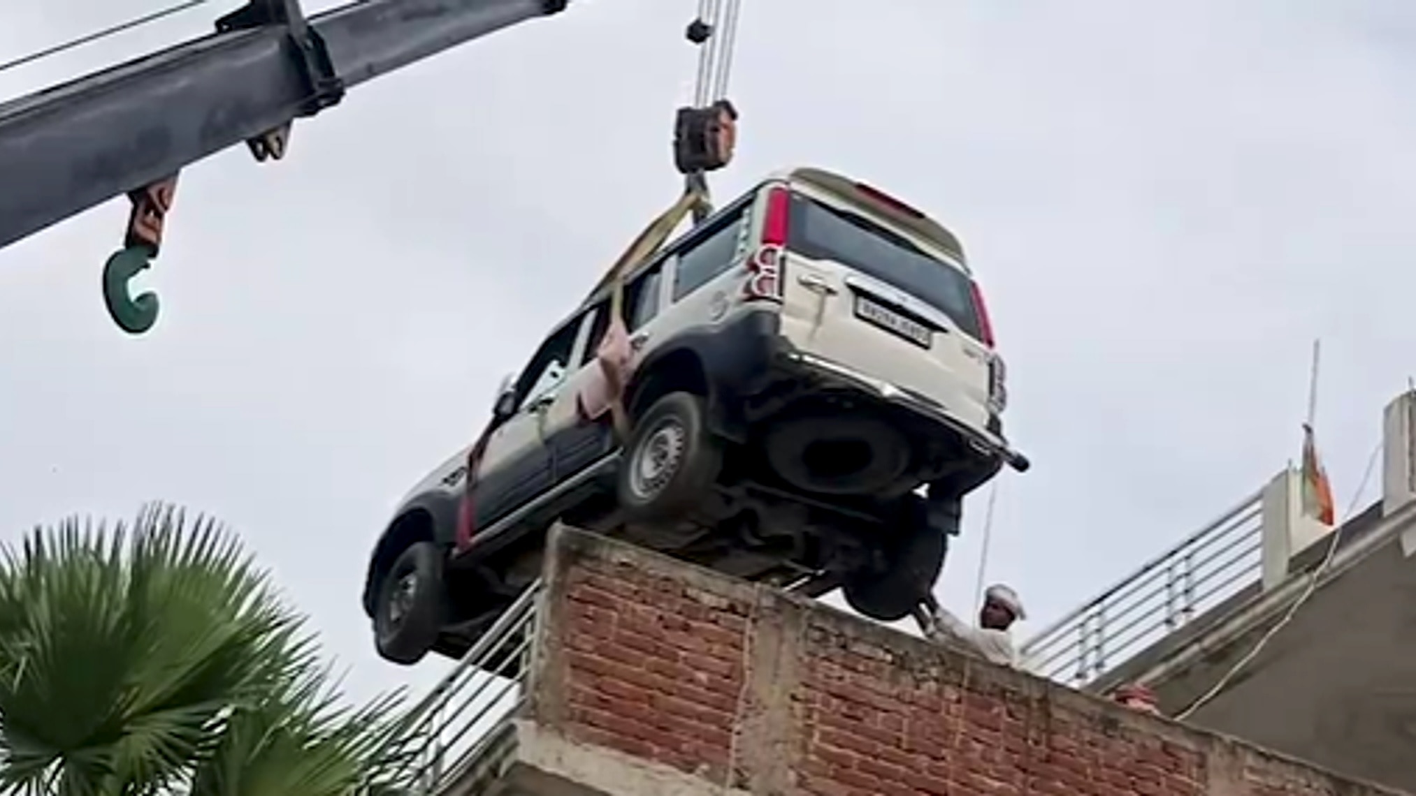 चोरी के डर से क्रेन से दूसरी मंजिल पर पहुंचाई Scorpio, 'छत वाली कार' का VIDEO