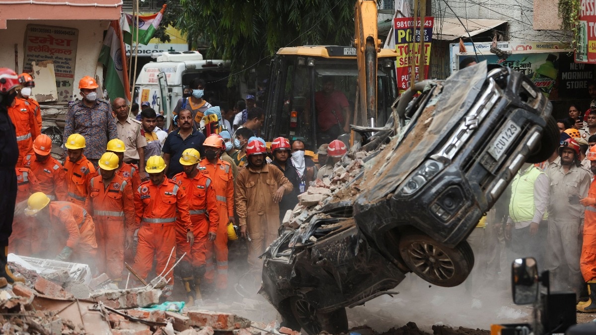 दिल्ली के सत्य निकेतन में हादसा (Photo: Reuters)