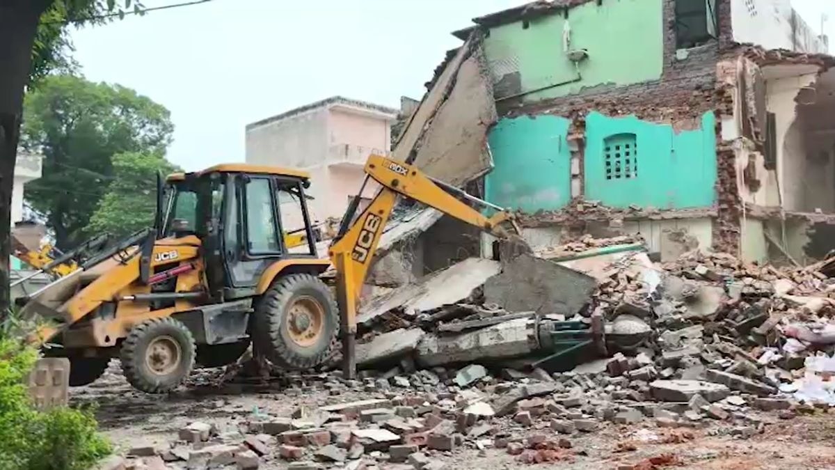 सहारनपुर कलेक्ट्रेट परिसर में अवैध मस्जिद पर शनिवार को कार्रवाई की गई थी (Photo: Screengrab)