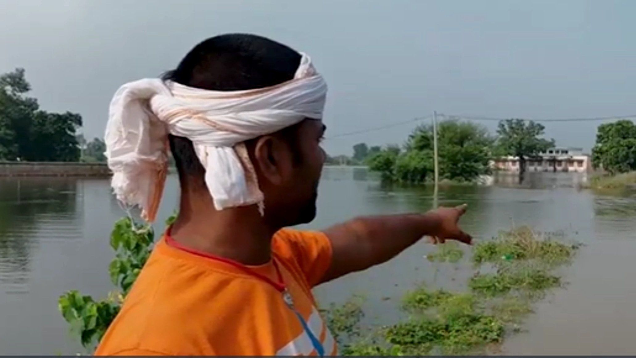 घर छोड़ पलायन को मजबूर लोग.(Photo: Screengrab)
