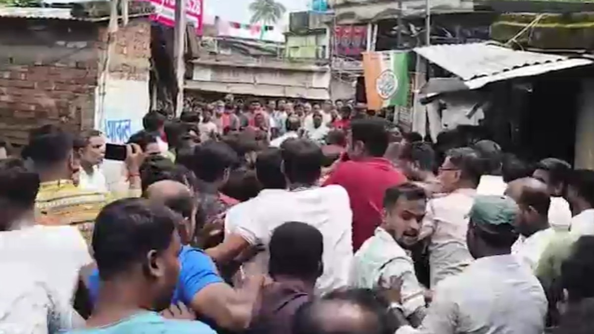 तृणमूल कांग्रेस विधायक हुमायूं कबीर का शशान दौरे पर जमकर विरोध हुआ. (Photo-Screengrab/ITG)