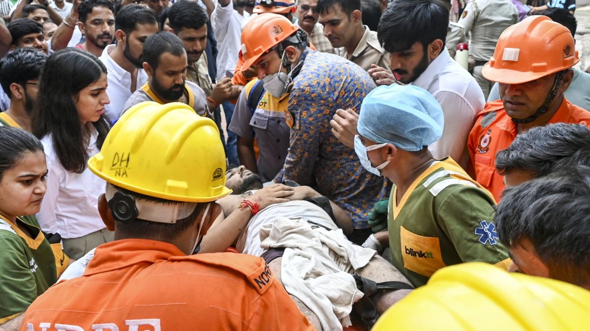 दिल्ली के सत्य निकेतन इलाके में 50 साल पुरानी बिल्डिंग गिरी (Photo: PTI)
