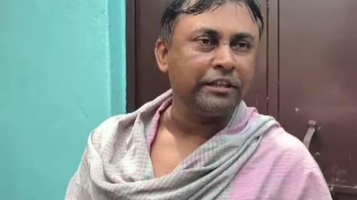 टीएमसी नेता विश्वजीत माझी पर महिलाओं ने अंडे फेंके. (Photo-ITG)