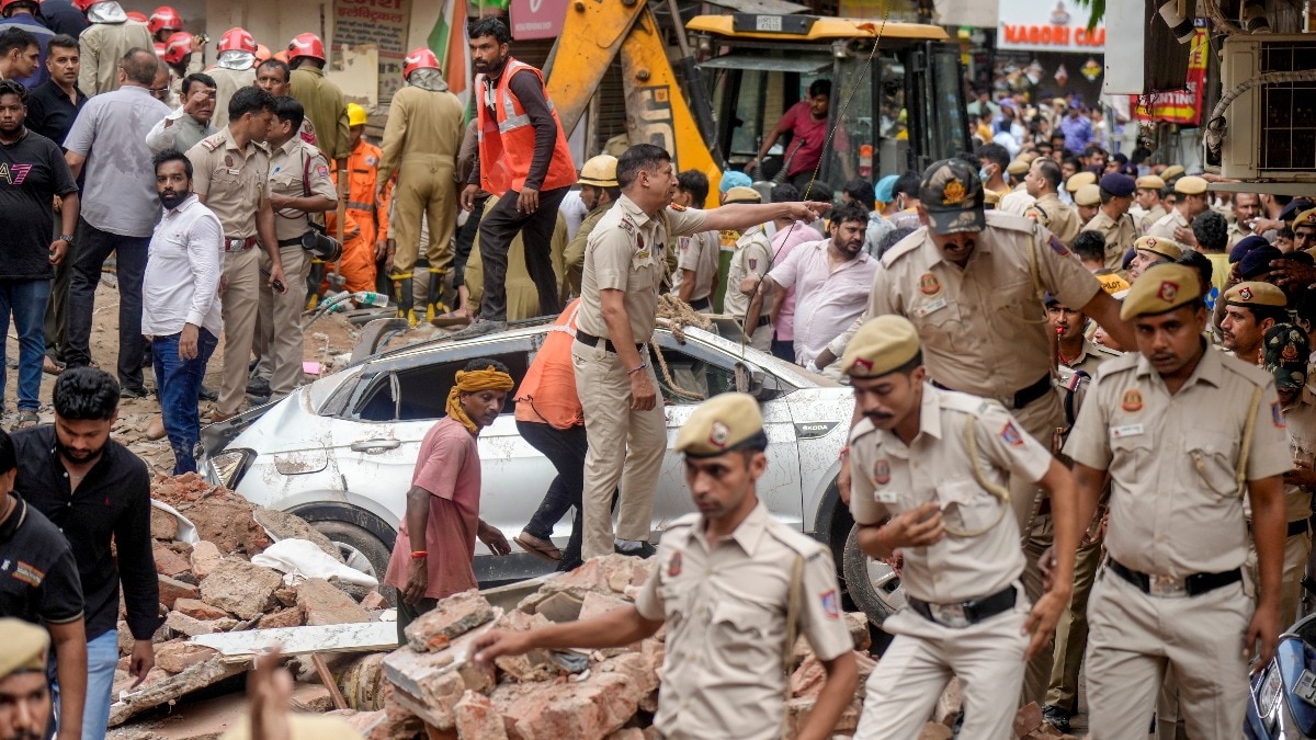 Delhi Satya Niketan building collapsed