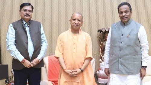 सीएम योगी और विनोद तावड़े की केमिस्ट्री (Photo-X)