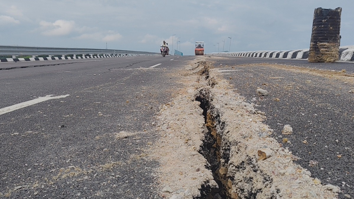 निर्माण कार्य के दौरान ही धंसा राम वनगमन पथ. (Photo: ITG)