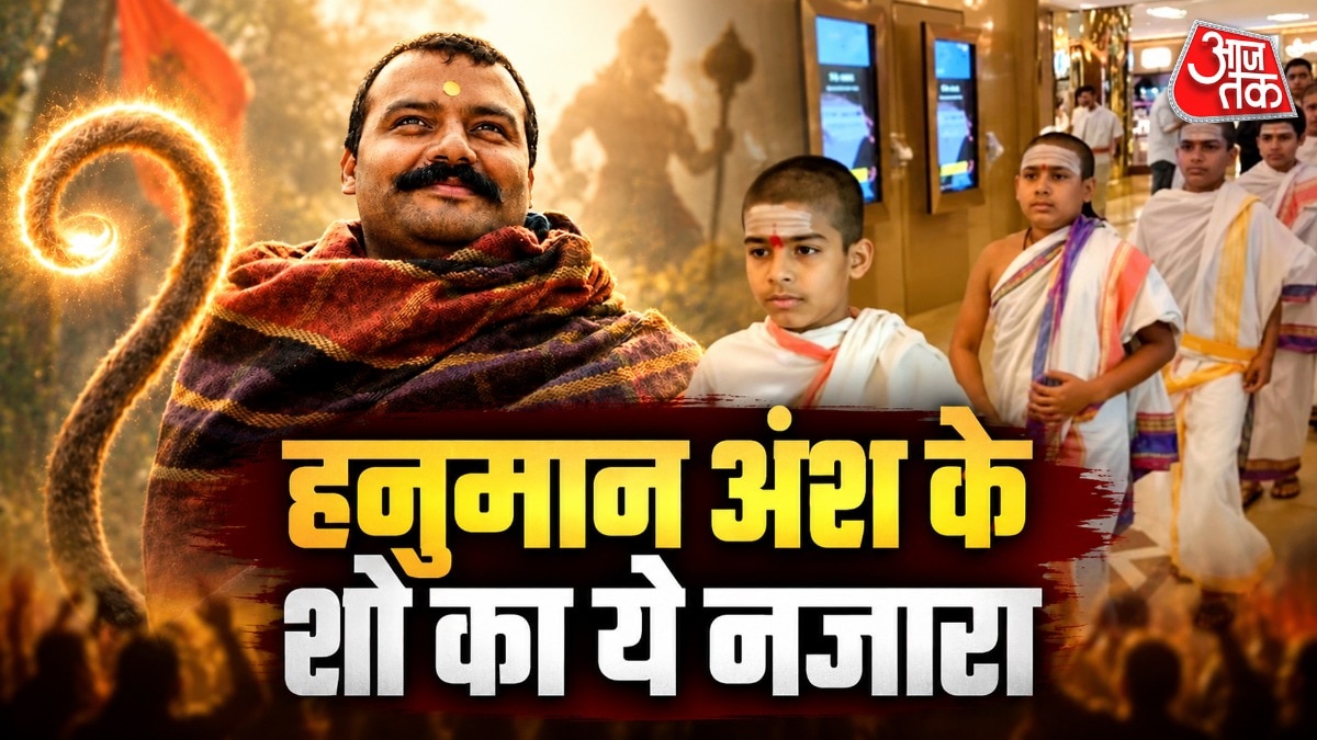 PVR थिएटर के बाहर और अंदर गुरुकुल के कई ब्रह्मचारी नजर आ रहे हैं (Photo: ITGD and X/choga_don)