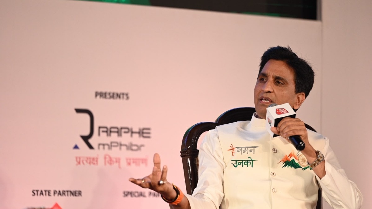 आजतक के मंच पर कवि कुूमार विश्वास (Photo-ITG)