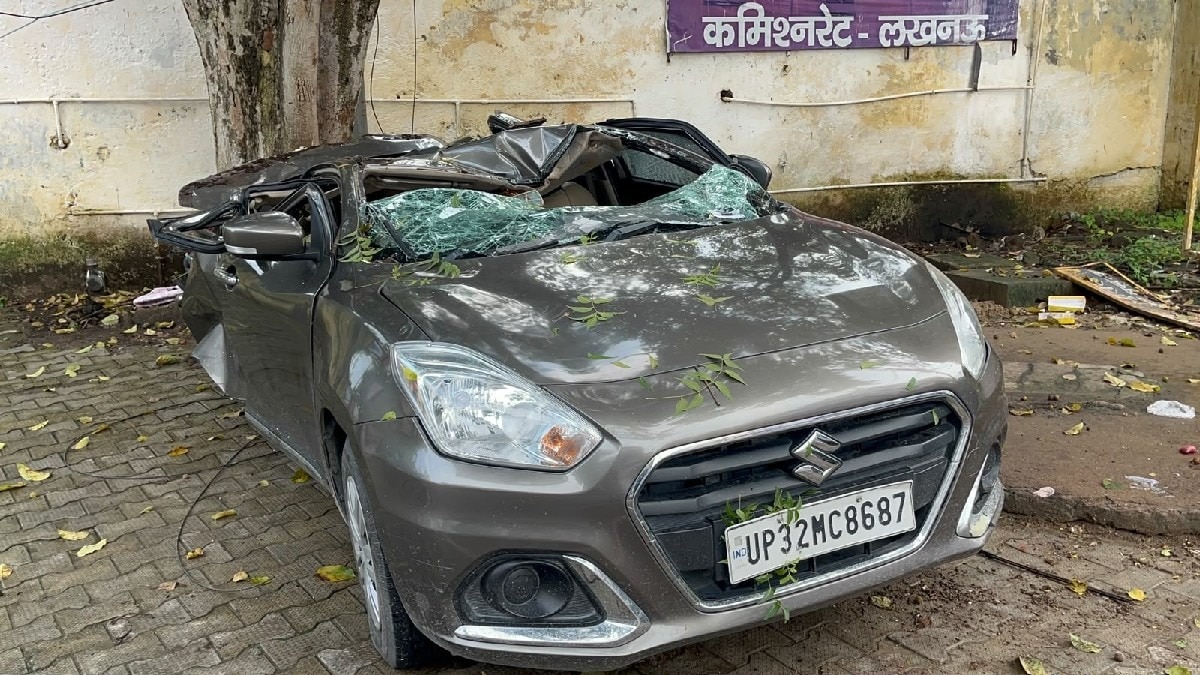 चीख-पुकार और मच गई अफरा-तफरी... लखनऊ में बारिश के बीच सड़क पर गिरा विशालकाय नीम का पेड़, कार दबी