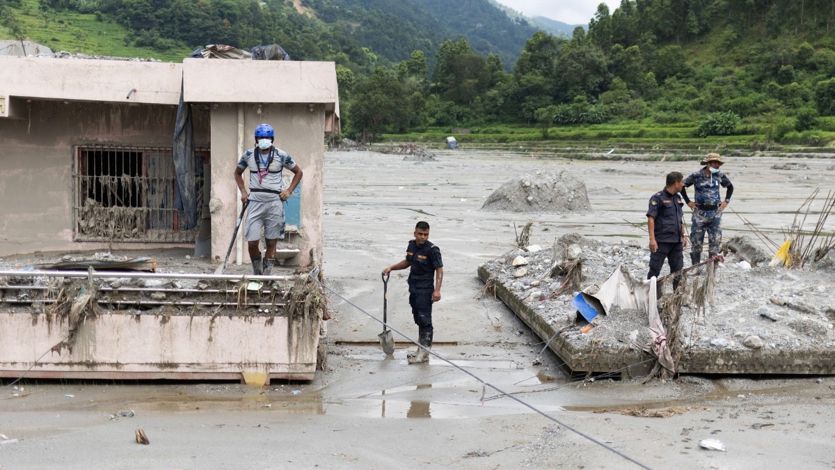 नेपाल आपदा में 1300 से ज्यादा लोगों की मौत हो चुकी है.  (Photo: REUTERS/Adnan Abidi)