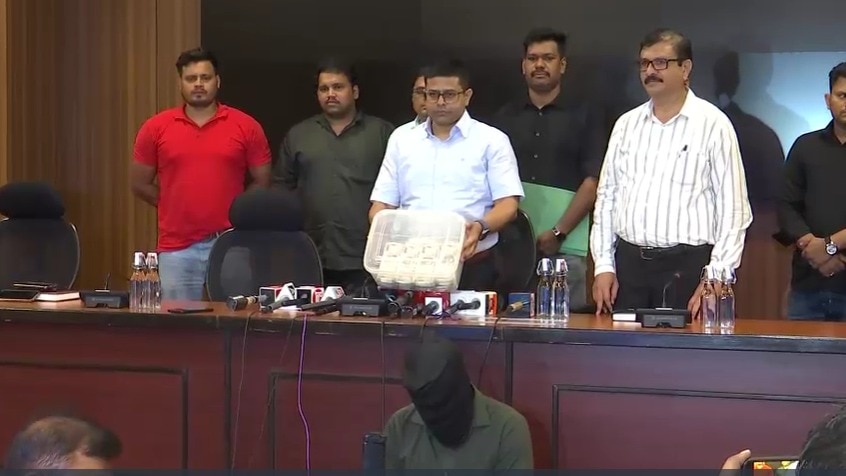 मुंबई में ₹10.64 लाख की नकली करेंसी पुलिस ने बरामद की है. (Photo-ITG)