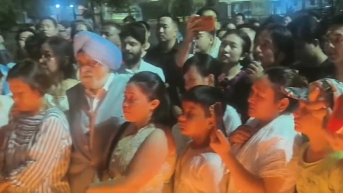  मणिपुर के म्यूजिशियन की हत्या के विरोध में दिल्ली में कैंडल मार्च निकाला गया. (Photo-X/ANI)