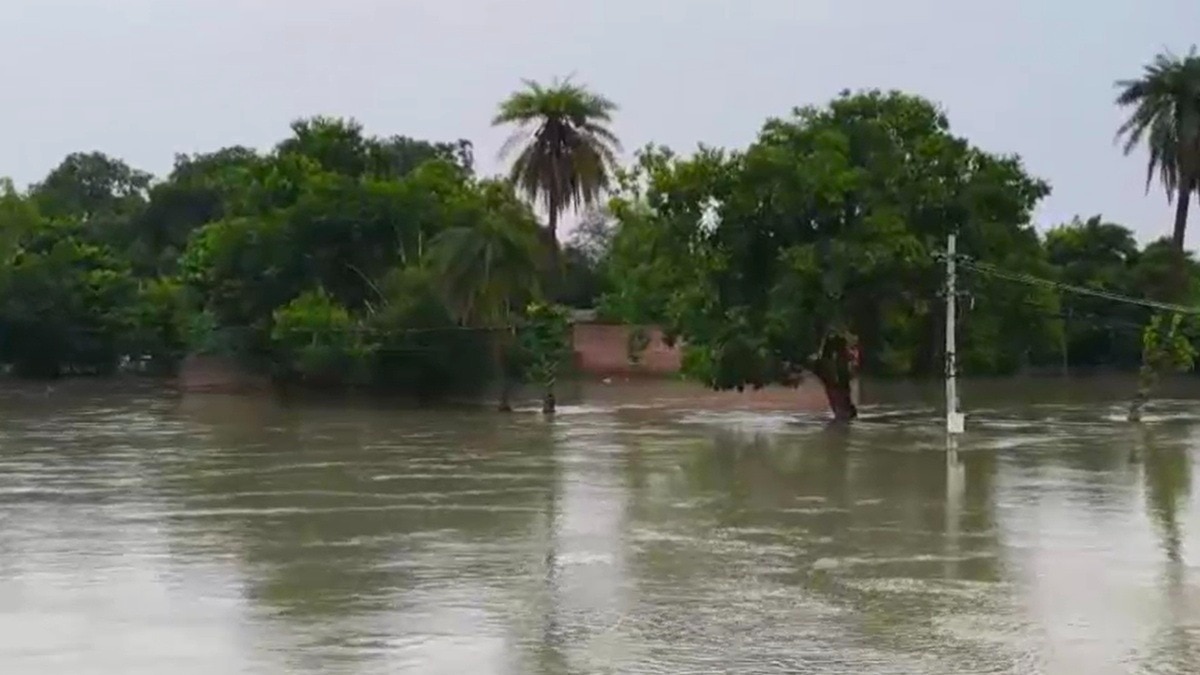 सरयू में बाढ़ के चलते बाराबंकी में बस्ती तक पहुंचा पानी. (Photo: Screengrabs)