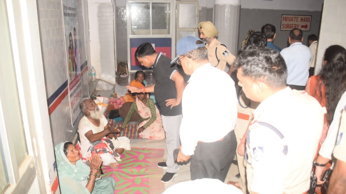 संजय गांधी अस्पताल में मरीजों से सुविधाओं की जानकारी लेते कलेक्टर और एसपी. (Photo: ITG)