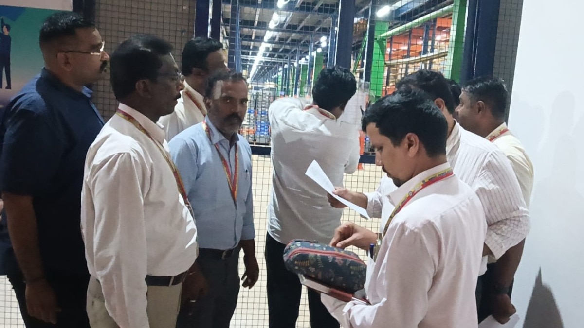 लिंगराजपुरम में स्विगी इंस्टामार्ट पर स्वास्थ्य विभाग की औचक छापेमारी. (Photo: ITG)
