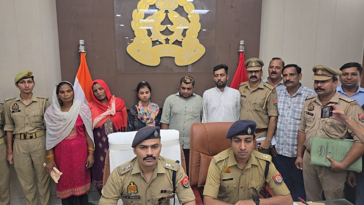 गिरफ्तार आरोपियों के साथ बिजनौर पुलिस (Photo: ITG)