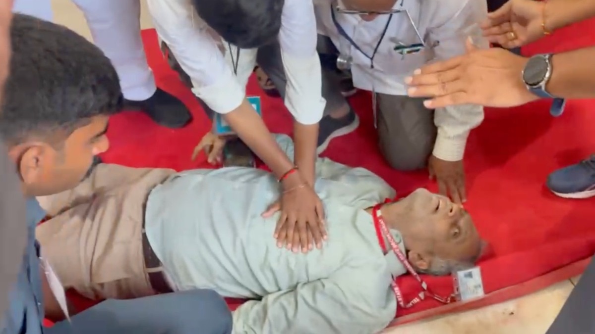 तेलंगाना विधानसभा में स्पेशल चीफ सेक्रेटरी नवीन मित्तल के PS राजू को हार्ट अटैक आया (Photo: ITG)