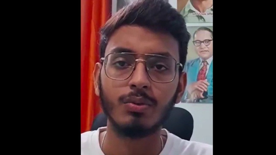 अक्षत त्रिपाठी, जिसे 5 लाख रुपये का नोटिस भेजा गया है. (Photo: Screengrabs)