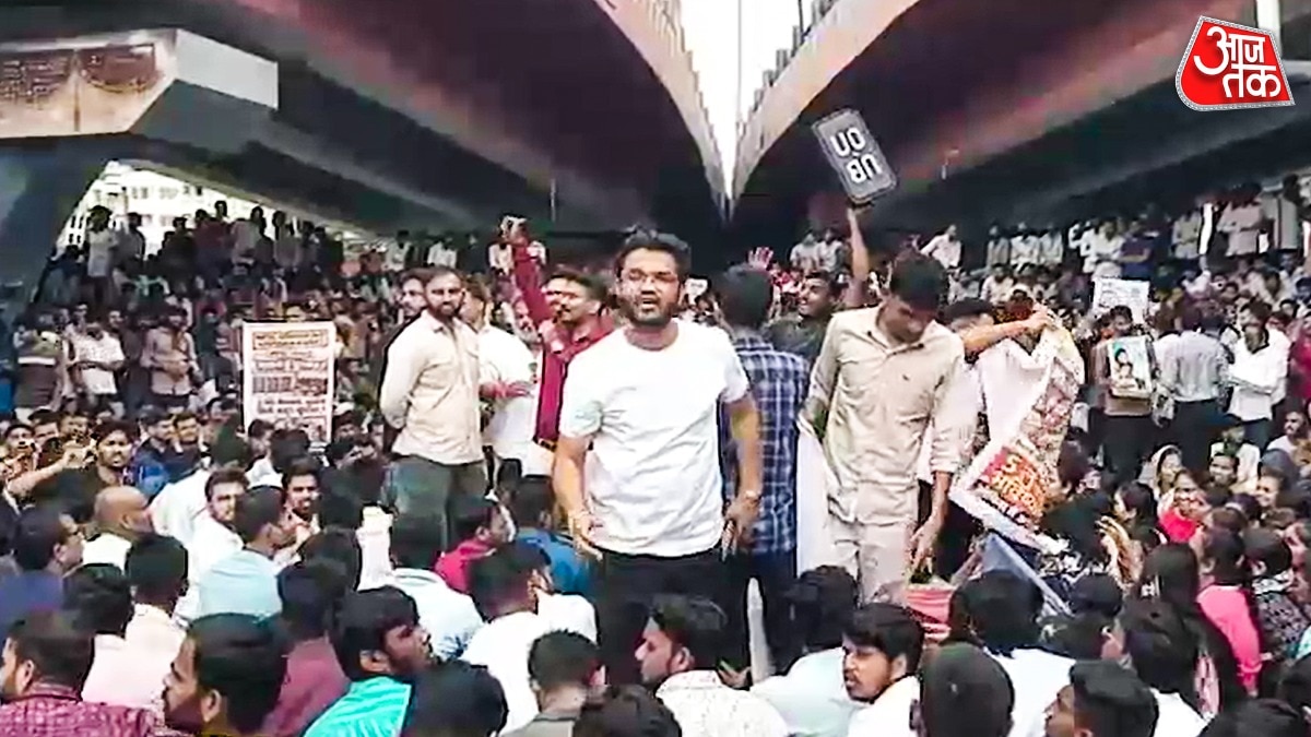 पेपर लीक के ख‍िलाफ सड़कों पर उतरे पुणे के युवा 