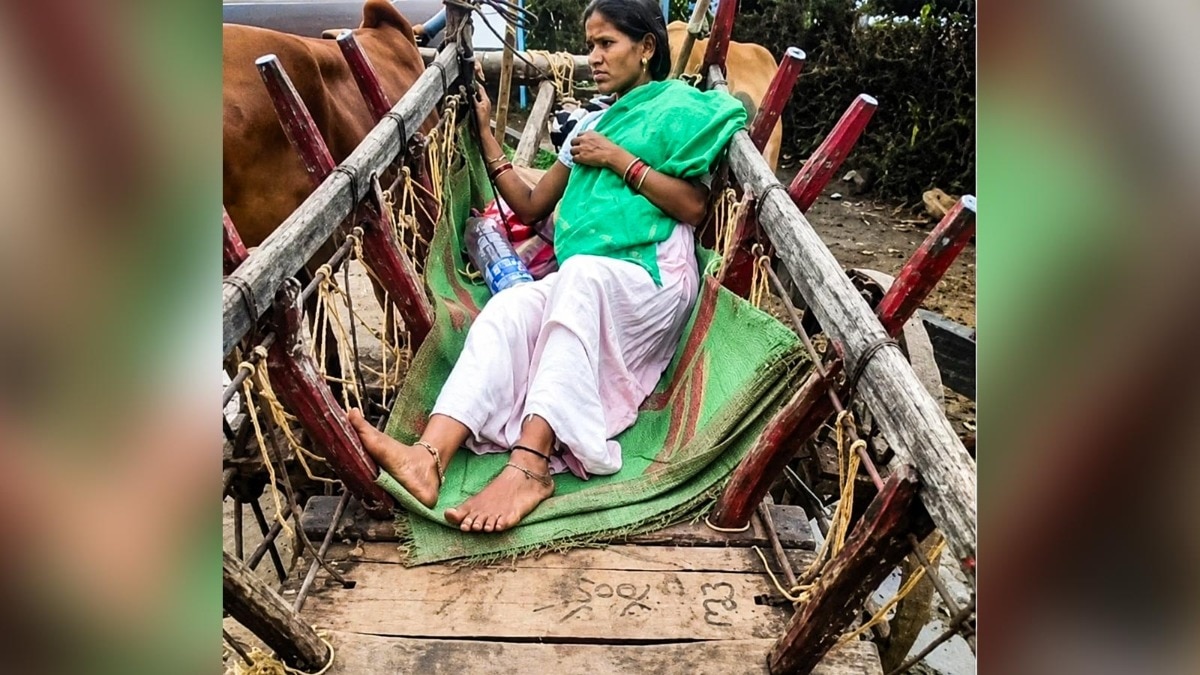 गर्भवती महिला को बैलगाड़ी से एंबुलेंस तक ले जाना पड़ा.  (Photo: Abdul Basheer/ITG)