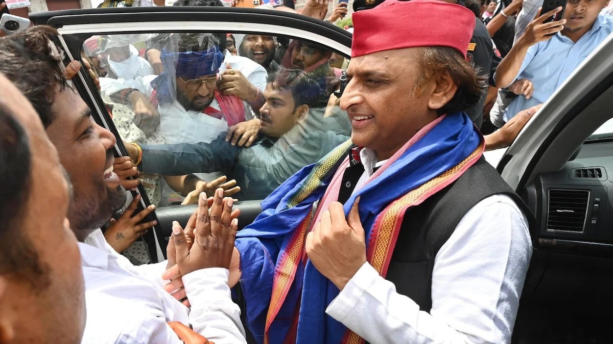 नीला गमछा पहने सपा प्रमुख अखिलेश यादव (Photo-X)