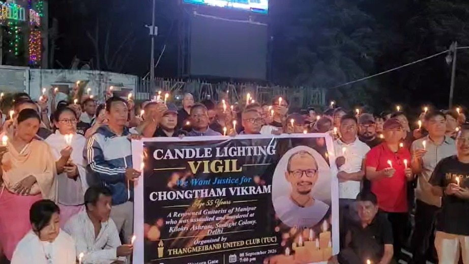 इंफाल में चोंगथम विक्रम सिंह हत्याकांड के विरोध में कैंडिल मार्च निकाला गया
