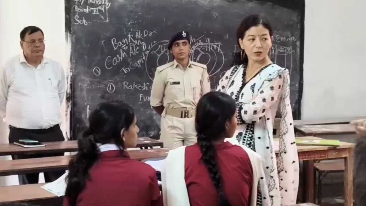 'गुरुजी आप पढ़ाइए, आज हम भी बैठेंगे', क्लास में अचानक पहुंचीं DM, फिर जो हुआ उसकी किसी को नहीं थी उम्मीद