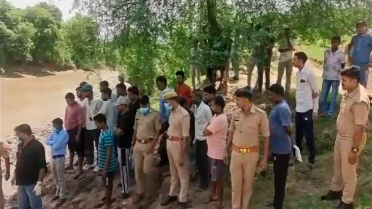 लाखों की ठगी के आरोपों से परेशान पीड़ित. (Photo: Screengrab)