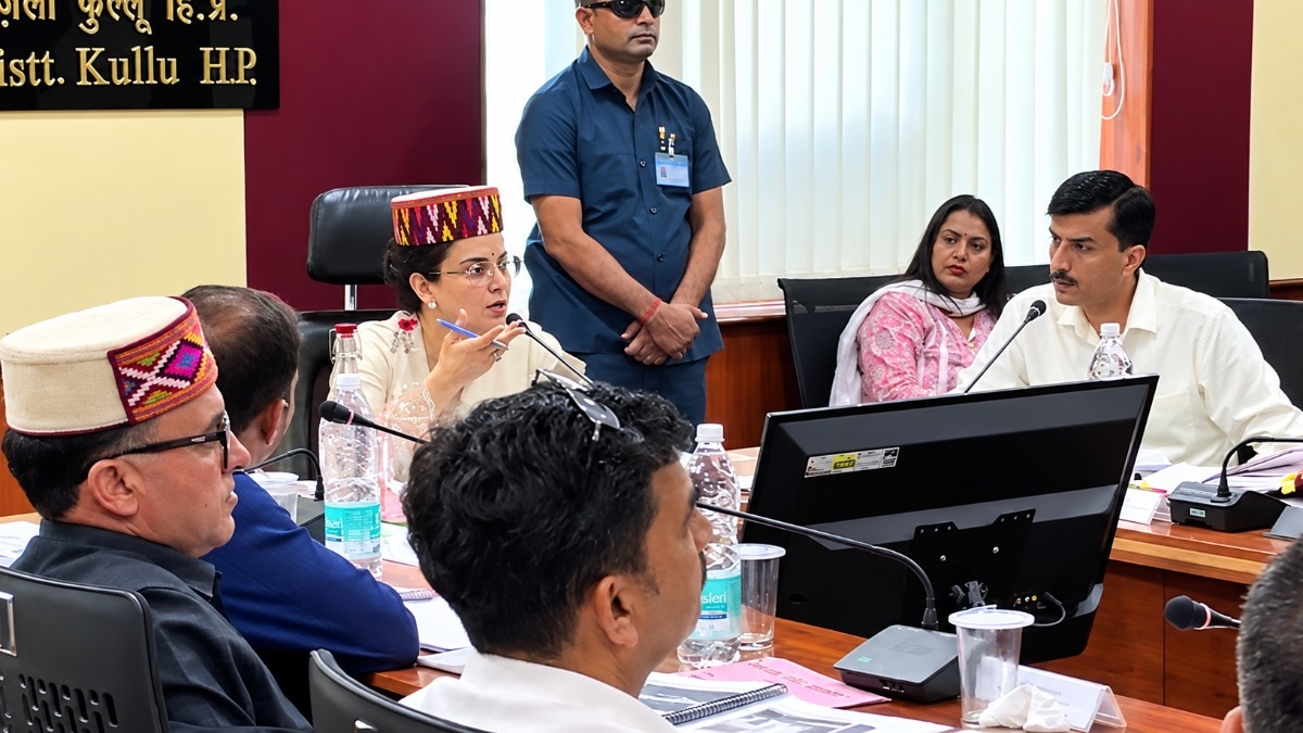 बीजेपी सांसद कंगना रनौत ने दिशा मीटिंग में अफसरों को कड़ी फटकार लगाई है