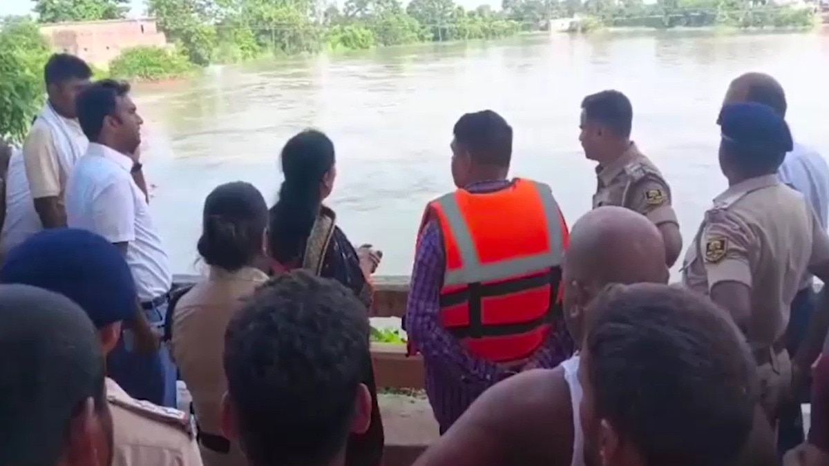 हादसे के बाद मौके पर पहुंचे अधिकारी. (Photo: Screengrabs)